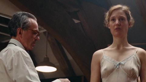 Vicky Krieps - Naked Videos in Phantom Thread (2017)