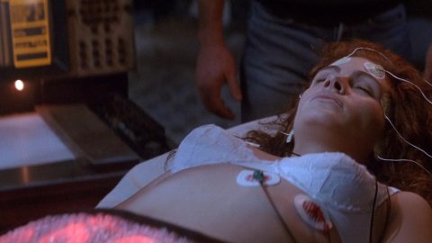 Julia Roberts - Naked Videos in Flatliners (1990)