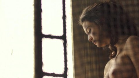 Maria Pedraza - Naked Videos in Amar (2017)