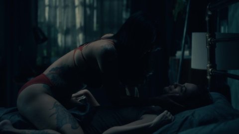 Kate Siegel, Levy Tran - Naked Videos in The Haunting of Hill House s01e10 (2018)