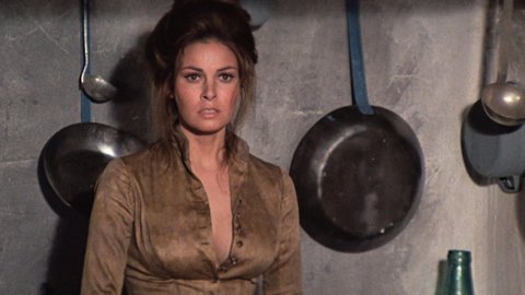 Raquel Welch - Naked Videos in Hannie Caulder (1972)