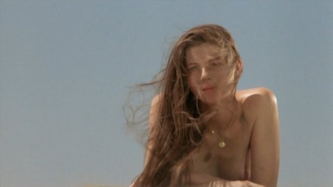 Benedicte Loyen - Naked Videos in Gaspard et Robinson (1990)