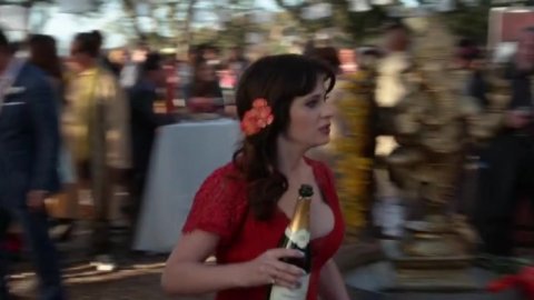 Zooey Deschanel - Naked Videos in New Girl s05e22 (2016)