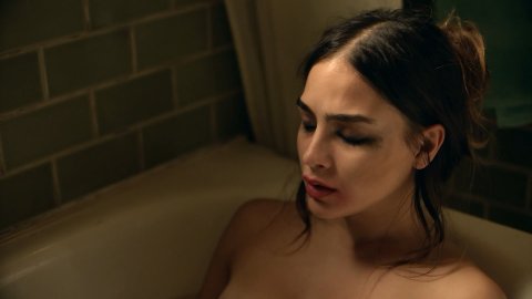 Melissa Barrera - Naked Videos in Vida s02e07 (2019)